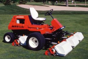 Jacobsen leads the way by producing the world’s first riding greens mower in 1968, the Greens King™, which becomes the standard of the turf maintenance industry.