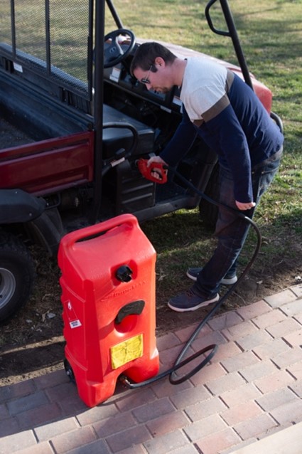 The Duramax ® fuel caddy’s Flo ‘n Go® patented pump transfers fuel quickly at two gallons per minute and lets users control the flow easily.