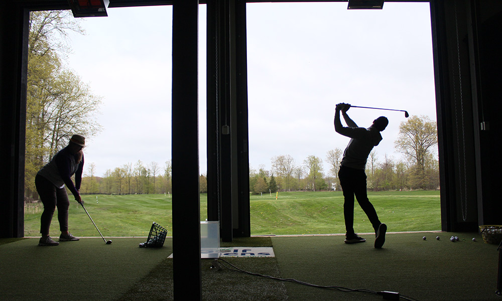 Indoor-Outdoor bays to try clubs during golf club fittings